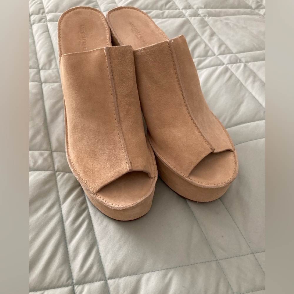 NWOB Michael Kors Light Tan Suede Platform / Mules